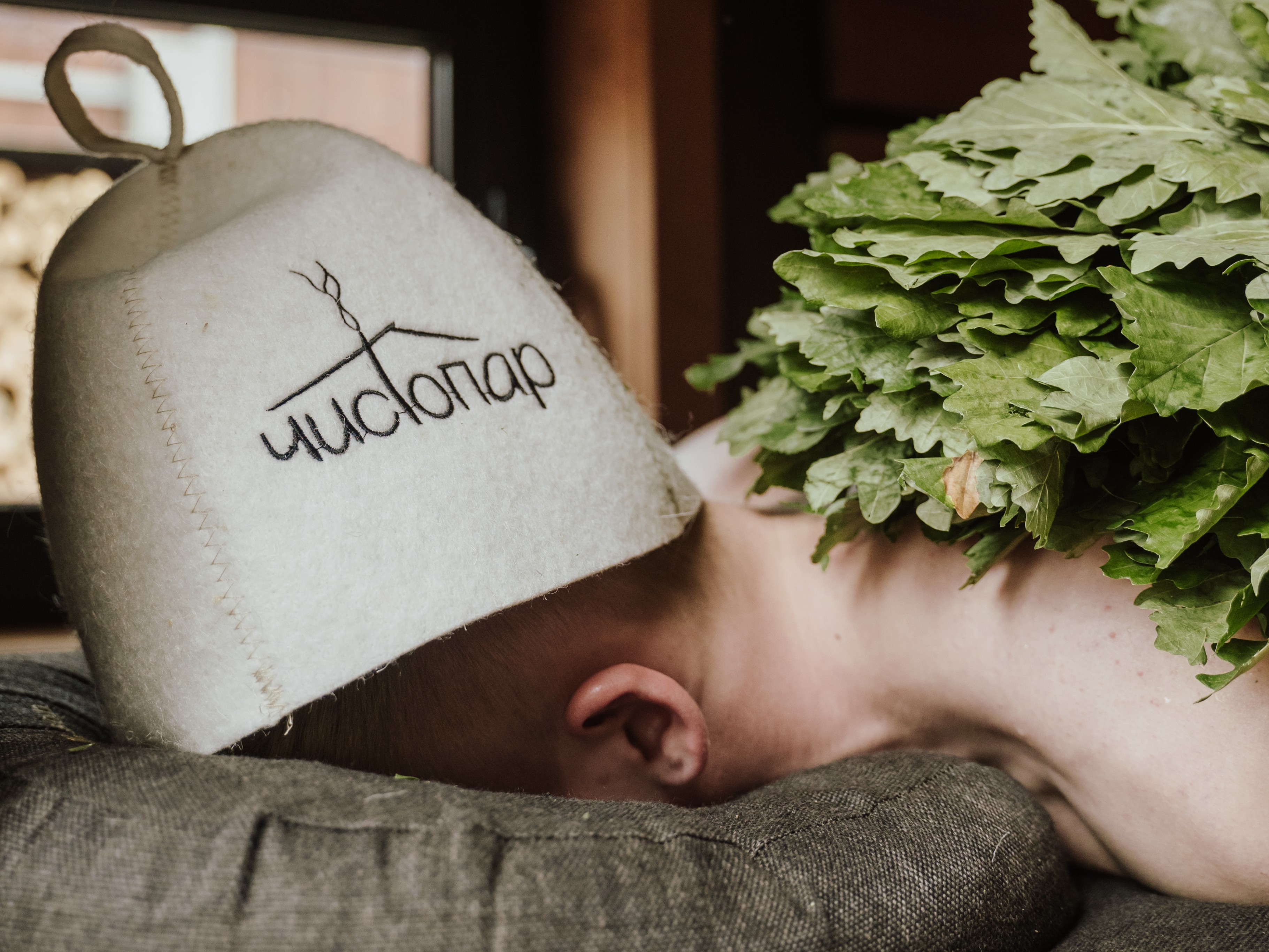 Один на один с веником: тонкости и нюансы одиночного посещения парной